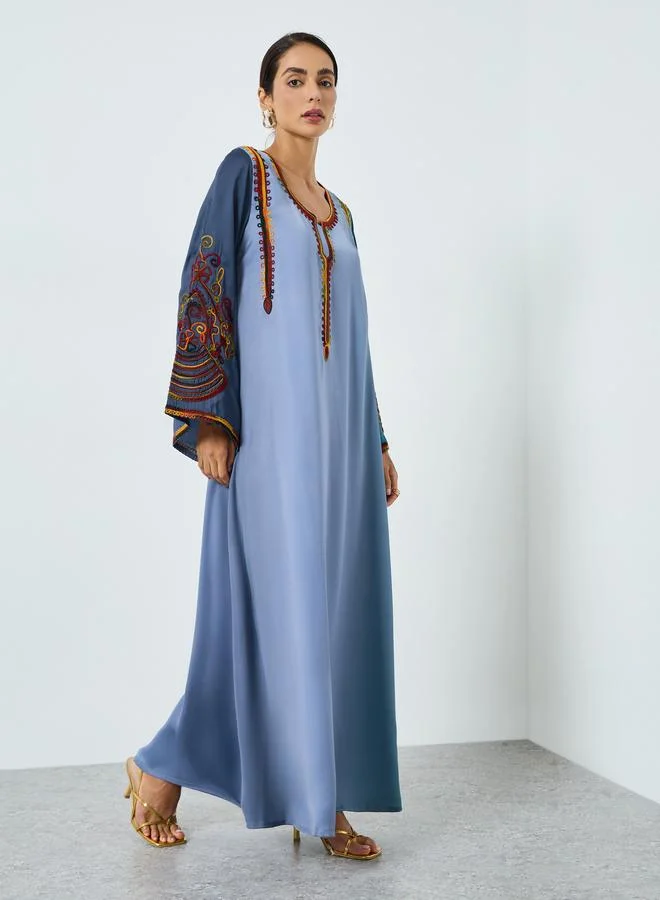 مكسيم كريشن جلابية رمادية مطرزة بقصة حرف ألف